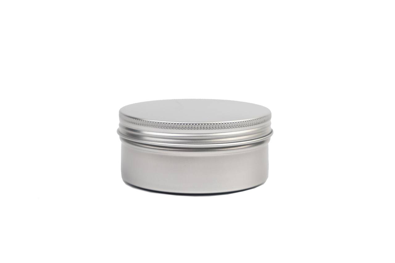 Runde 150 ml Aluminiumdose mit geschlossenem Schraubdeckel, seitlich fotografiert. Die Dose ist silberfarben mit geriffeltem Deckelrand.
