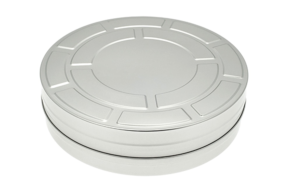 Geschlossene runde Filmdose XL aus silberfarbenem Metall mit geprägtem Stülpdeckel, auf weißem Hintergrund fotografiert.